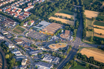 Vue aérienne de Autohaus Ebert GmbH & Co. KG et Globus Baumarkt Weinheim à Weinheim dans le département Bade-Wurtemberg, Allemagne