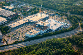 Vue oblique de XXXLutz Mann Furniture Mannheim à le quartier Vogelstang in Mannheim dans le département Bade-Wurtemberg, Allemagne