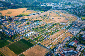 Vue aérienne de Vue d'ensemble du nord-ouest du parc Spinelli de l'Exposition fédérale de jardinage Mannheim BUGA 2023 à le quartier Käfertal in Mannheim dans le département Bade-Wurtemberg, Allemagne