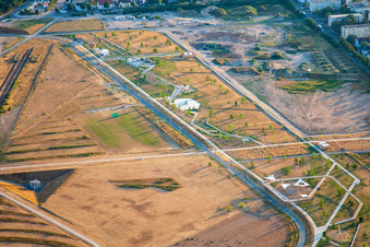 Photographie aérienne de Jardin symphonique, le jardin des miroirs, la conception de tombes et le mémorial dans le parc Spinelli de l'exposition fédérale de jardinage Mannheim BUGA 2023 à le quartier Käfertal in Mannheim dans le département Bade-Wurtemberg, Allemagne