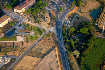 Vue aérienne de Station de téléphérique Luisen-Park depuis Spinelpark au Salon fédéral des jardins Mannheim BUGA 2023 à le quartier Oststadt in Mannheim dans le département Bade-Wurtemberg, Allemagne