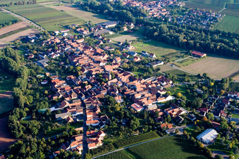 Vue aérienne de Du nord-ouest à le quartier Heuchelheim in Heuchelheim-Klingen dans le département Rhénanie-Palatinat, Allemagne