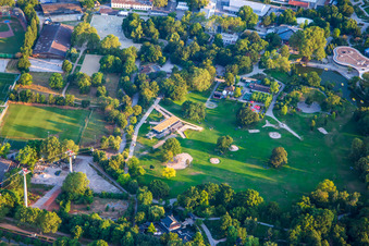 Vue aérienne de Station de téléphérique du Luisenpark au parc Spinelli de l'Exposition fédérale des jardins Mannheim BUGA 2023 à le quartier Oststadt in Mannheim dans le département Bade-Wurtemberg, Allemagne