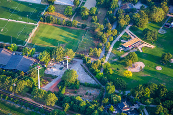 Vue aérienne de Station de téléphérique du Luisenpark au parc Spinelli de l'Exposition fédérale des jardins Mannheim BUGA 2023 à le quartier Oststadt in Mannheim dans le département Bade-Wurtemberg, Allemagne