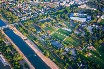 Vue aérienne de Téléphérique sur le Neckar du Luisenpark au Spinellipark de l'Exposition fédérale des jardins Mannheim BUGA 2023 à le quartier Oststadt in Mannheim dans le département Bade-Wurtemberg, Allemagne
