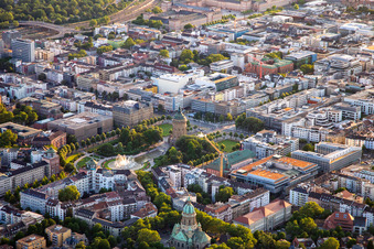 Vue aérienne de Roseraie et château d'eau à le quartier Oststadt in Mannheim dans le département Bade-Wurtemberg, Allemagne