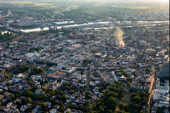 Vue aérienne de La ville carrée vue de l'Est à le quartier Innenstadt in Mannheim dans le département Bade-Wurtemberg, Allemagne