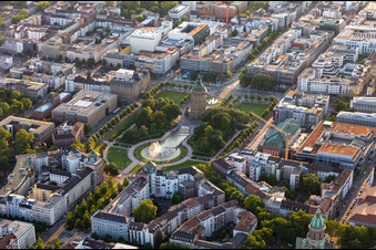 Vue aérienne de Centre des congrès Rosengarten et château d'eau à le quartier Oststadt in Mannheim dans le département Bade-Wurtemberg, Allemagne