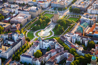 Vue aérienne de Centre des congrès Rosengarten et château d'eau à le quartier Oststadt in Mannheim dans le département Bade-Wurtemberg, Allemagne