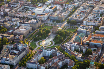Photographie aérienne de Centre des congrès Rosengarten et château d'eau à le quartier Oststadt in Mannheim dans le département Bade-Wurtemberg, Allemagne