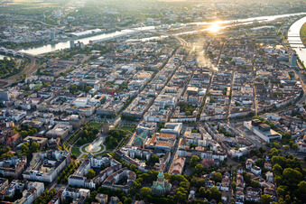 Vue aérienne de Ville carrée entre le château d'eau, le Rhin et le Neckar depuis l'est à le quartier Innenstadt in Mannheim dans le département Bade-Wurtemberg, Allemagne