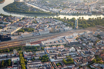 Vue aérienne de Voies ferrées et gare principale entre la B37 et Lindenhof à le quartier Schwetzingerstadt in Mannheim dans le département Bade-Wurtemberg, Allemagne