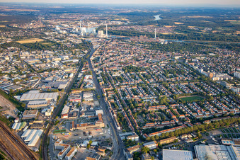 Vue aérienne de Neckarauerstraße vue du nord à le quartier Neckarau in Mannheim dans le département Bade-Wurtemberg, Allemagne