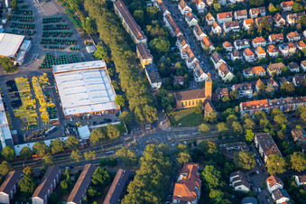 Vue aérienne de John Deere à côté de l'église Saint-Marc à le quartier Almenhof in Mannheim dans le département Bade-Wurtemberg, Allemagne