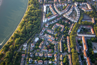 Vue aérienne de Stephanienufer et Schwarzwaldstraße au Waldpark à le quartier Lindenhof in Mannheim dans le département Bade-Wurtemberg, Allemagne