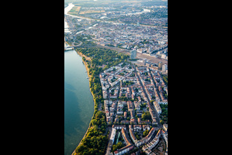 Vue oblique de Stephanienufer à le quartier Lindenhof in Mannheim dans le département Bade-Wurtemberg, Allemagne