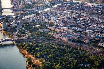Vue aérienne de Palais baroque Mannheim avec université Mannheim à le quartier Innenstadt in Mannheim dans le département Bade-Wurtemberg, Allemagne