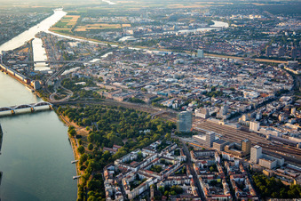 Vue aérienne de Ville carrée vue du sud entre chemin de fer, Rhin et Neckar et Ring à le quartier Innenstadt in Mannheim dans le département Bade-Wurtemberg, Allemagne