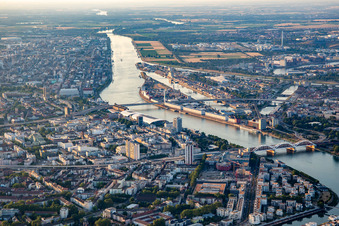 Vue aérienne de Ponts du Rhin vers Mannheim depuis le sud à le quartier Süd in Ludwigshafen am Rhein dans le département Rhénanie-Palatinat, Allemagne