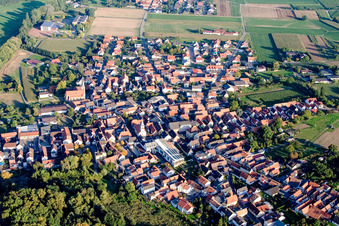 Vue aérienne de Vue des rues et des maisons dans les quartiers résidentiels à le quartier Ingenheim in Billigheim-Ingenheim dans le département Rhénanie-Palatinat, Allemagne