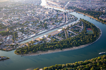 Vue aérienne de L'île du Parc vue du sud à le quartier Süd in Ludwigshafen am Rhein dans le département Rhénanie-Palatinat, Allemagne