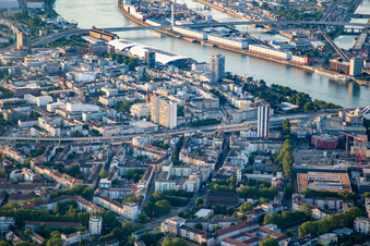 Vue aérienne de Route surélevée B37 jusqu'au pont Konrad Adenauer à le quartier Süd in Ludwigshafen am Rhein dans le département Rhénanie-Palatinat, Allemagne