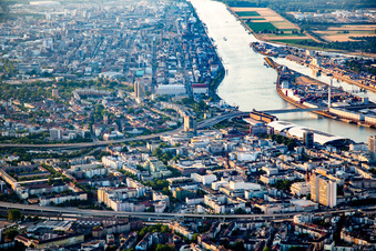 Vue aérienne de Route surélevée B44 jusqu'au pont Theodor-Heuss à le quartier Mitte in Ludwigshafen am Rhein dans le département Rhénanie-Palatinat, Allemagne