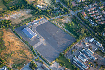Vue aérienne de Photovoltaïque au WBL - Centre de recyclage Sud à le quartier Rheingönheim in Ludwigshafen am Rhein dans le département Rhénanie-Palatinat, Allemagne