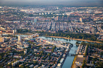 Vue aérienne de Ville carrée dans l'anneau en forme de fer à cheval au-delà du Rhin à le quartier Innenstadt in Mannheim dans le département Bade-Wurtemberg, Allemagne