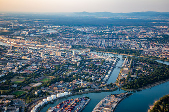 Vue aérienne de Luitpoldhafen vu du sud à le quartier Süd in Ludwigshafen am Rhein dans le département Rhénanie-Palatinat, Allemagne