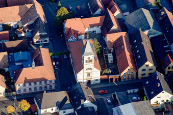 Vue aérienne de Bâtiment d'église au centre du village à le quartier Ingenheim in Billigheim-Ingenheim dans le département Rhénanie-Palatinat, Allemagne
