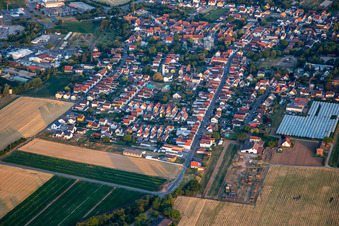 Vue aérienne de Rue de la gare à Schwegenheim dans le département Rhénanie-Palatinat, Allemagne