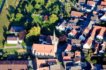 Vue aérienne de Bâtiment d'église au centre du village à le quartier Ingenheim in Billigheim-Ingenheim dans le département Rhénanie-Palatinat, Allemagne