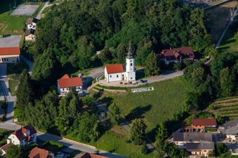 Vue aérienne de Zupnijska cerkev sv. Église de Lénarta à Ormož dans le département Slovénie, Slovénie