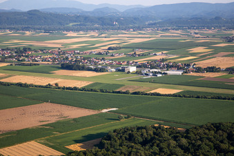 Vue aérienne de Aéroport Aeroklub Ptuj Letališčej à Dornava dans le département Slovénie, Slovénie