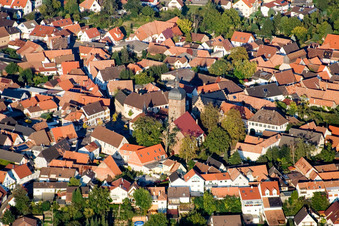 Vue aérienne de Église évangélique Saint-Martin à le quartier Billigheim in Billigheim-Ingenheim dans le département Rhénanie-Palatinat, Allemagne