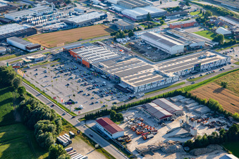 Vue aérienne de Centre commercial Qcenter Ptuj, quincaillerie OBI Ptuj à Ptuj dans le département Slovénie, Slovénie