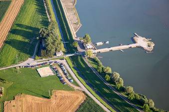 Vue aérienne de Jetée et Café Ranca Ptuj au réservoir de Ptuj à Ptuj dans le département Slovénie, Slovénie