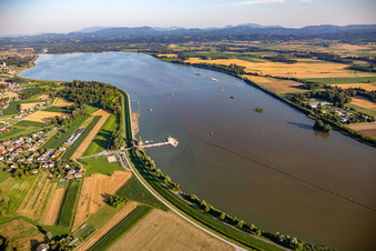 Vue aérienne de Réservoir Ptujsko jezero du nord-ouest à Ptuj dans le département Slovénie, Slovénie