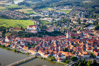 Vue aérienne de Vieille ville vue du sud derrière les ponts sur la Drava/Dravo à Ptuj dans le département Slovénie, Slovénie