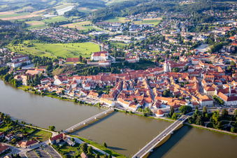 Vue aérienne de Vieille ville vue du sud derrière les ponts sur la Drava/Dravo à Ptuj dans le département Slovénie, Slovénie