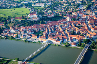Photographie aérienne de Vieille ville vue du sud derrière les ponts sur la Drava/Dravo à Ptuj dans le département Slovénie, Slovénie