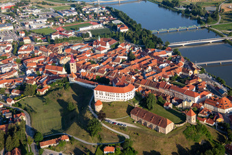 Vue aérienne de Château Ptuj/Grade Ptuj au-dessus de la vieille ville depuis le nord à Ptuj dans le département Slovénie, Slovénie