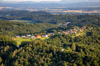 Vue aérienne de Village sur une colline à Ptuj dans le département Slovénie, Slovénie