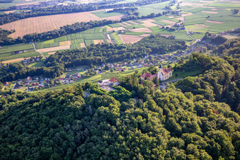 Vue aérienne de Église de Župnijska cerkev sv. Marije Vnebovzete et Café Huda Liza sur le Vurberg à Duplek dans le département Slovénie, Slovénie