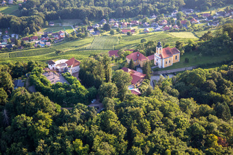 Photographie aérienne de Église de Župnijska cerkev sv. Marije Vnebovzete et Café Huda Liza sur le Vurberg à Duplek dans le département Slovénie, Slovénie