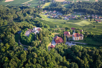 Vue oblique de Église de Župnijska cerkev sv. Marije Vnebovzete et Café Huda Liza sur le Vurberg à Duplek dans le département Slovénie, Slovénie