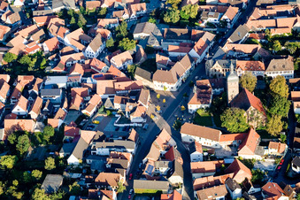 Vue aérienne de Église évangélique Martinskirche et Marktstr à le quartier Billigheim in Billigheim-Ingenheim dans le département Rhénanie-Palatinat, Allemagne