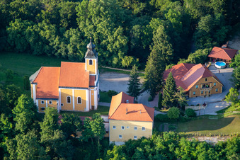 Vue aérienne de Église de Župnijska cerkev sv. Marije Vnebovzete sur le Vurberg à Duplek dans le département Slovénie, Slovénie