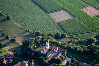 Vue aérienne de Église Saint-Martin pri Vurberku à Duplek dans le département Slovénie, Slovénie